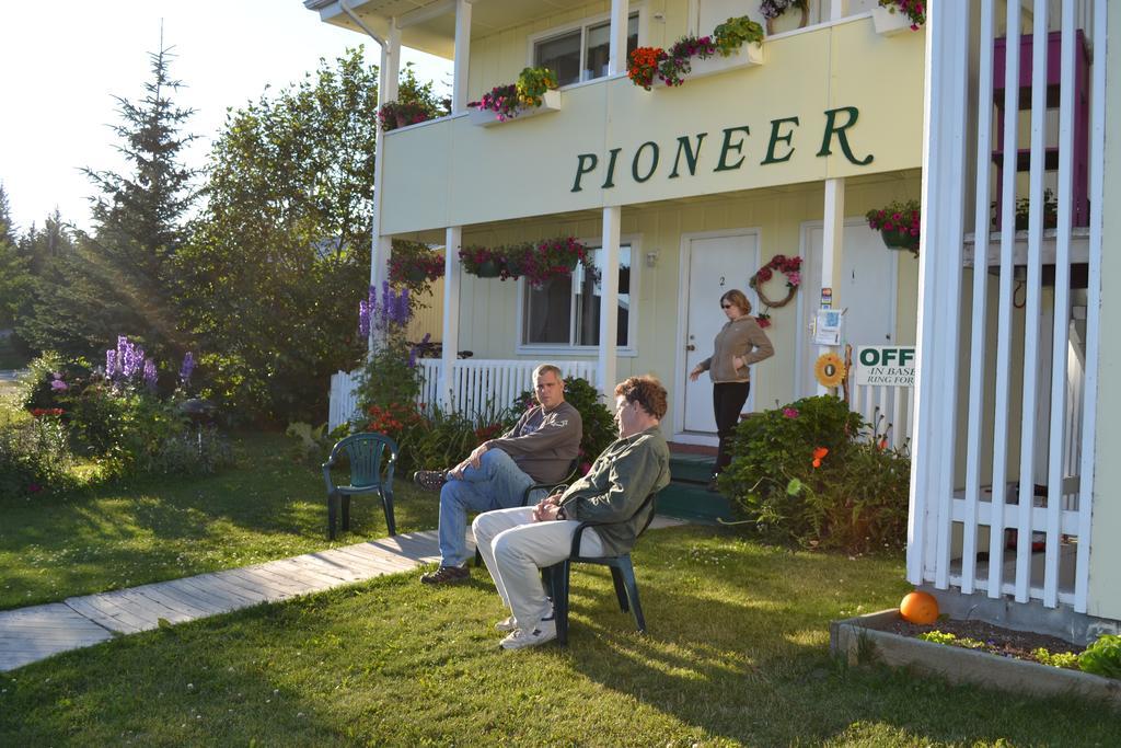 Pioneer Inn Downtown Хомер Экстерьер фото