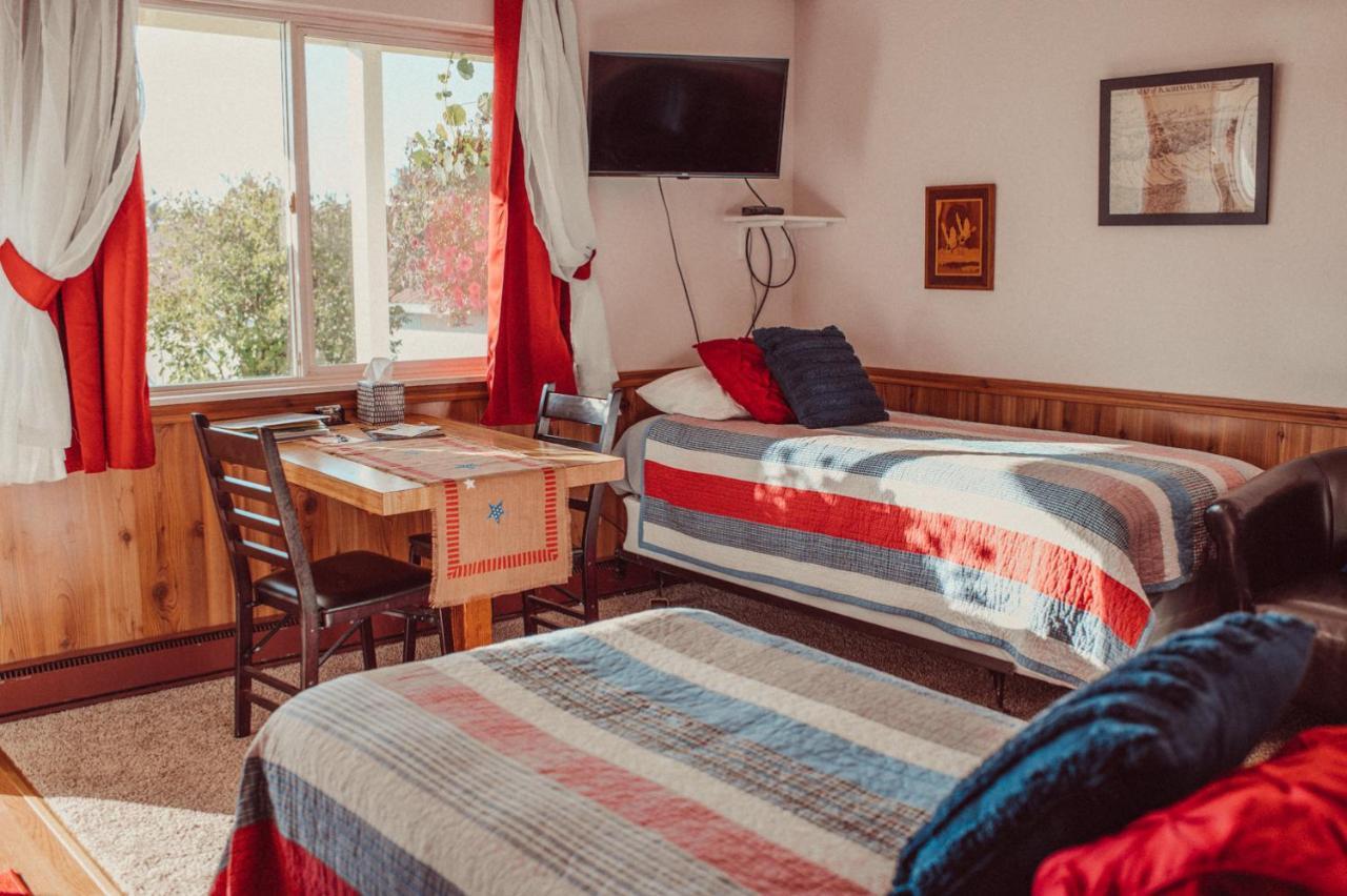 Pioneer Inn Downtown Хомер Экстерьер фото